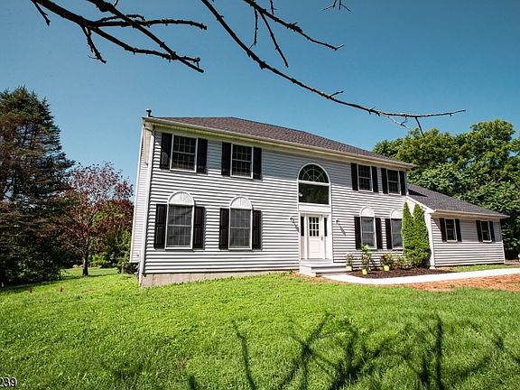 4th image of 13 Lauren Dr