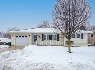 146 Donlin Ct, Sycamore, IL 60178