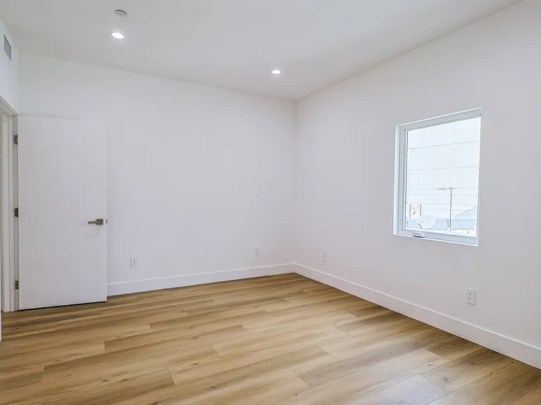 1915 S Palm Grove Ave — Photo 19