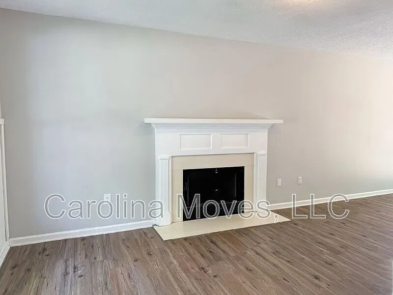 3 bed, 2.0 bath, 1325 sqft, $1,670 — Photo 3