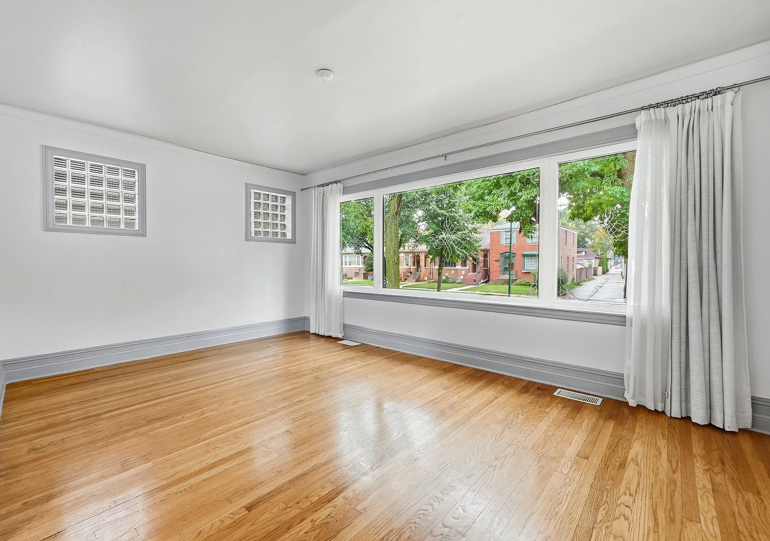 4 bed, 2200 sqft, $3,200 — Photo 2