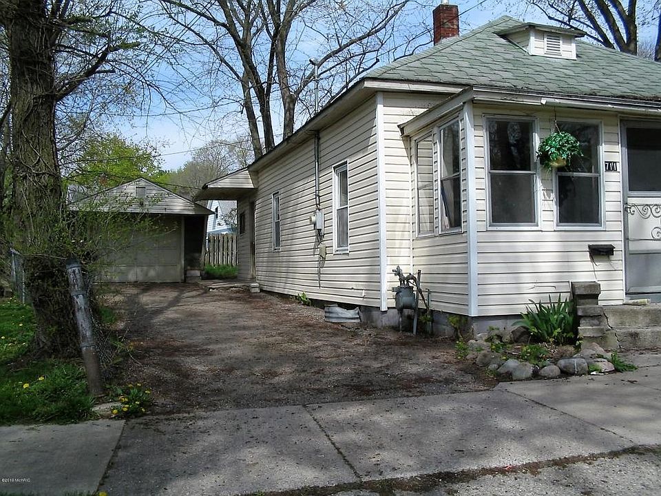 2nd image of 711 Spring St