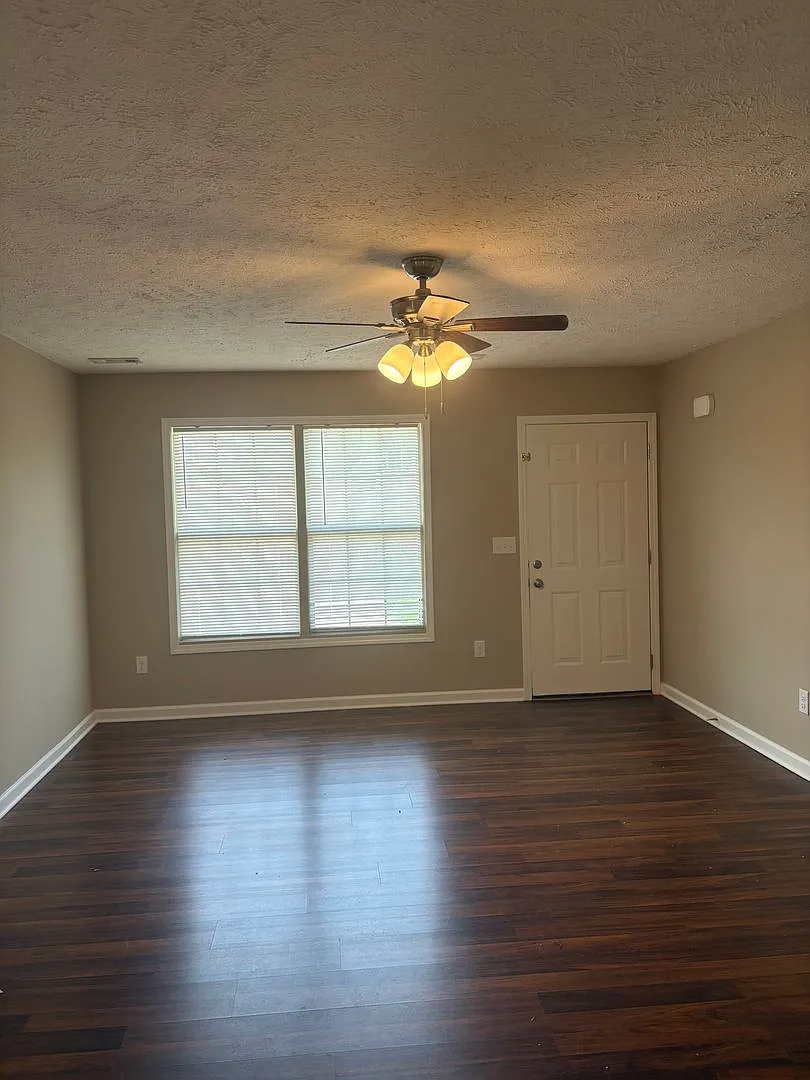 Cute 3 Bedroom Brick Home in Manchester! — Photo 2