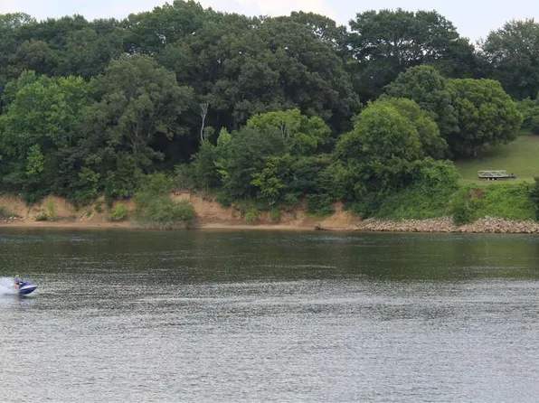 1 Riverside Dr S, Savannah, TN 38372