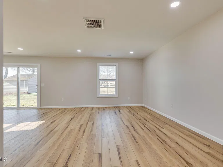 300 Robin Hood Ln — Photo 6