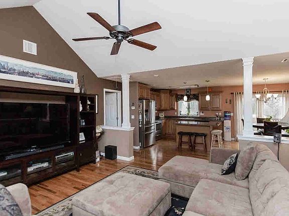 5th image of 63 Hickory Ln