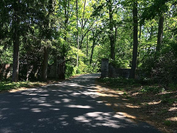 Mariners Ct Entrance