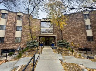 10441 Greenbrier Rd APT 303, Minnetonka, MN 55305