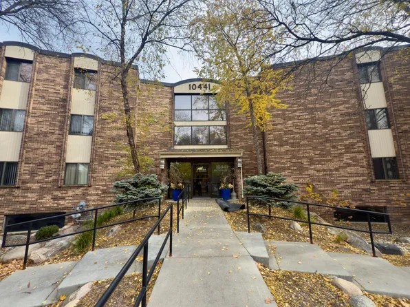 10441 Greenbrier Rd APT 303, Minnetonka, MN 55305