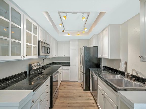 3rd image of 1303 Greenwich Ct