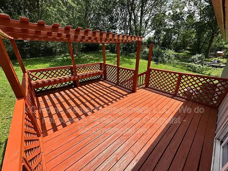 424 NE Lakeview Dr — Photo 35