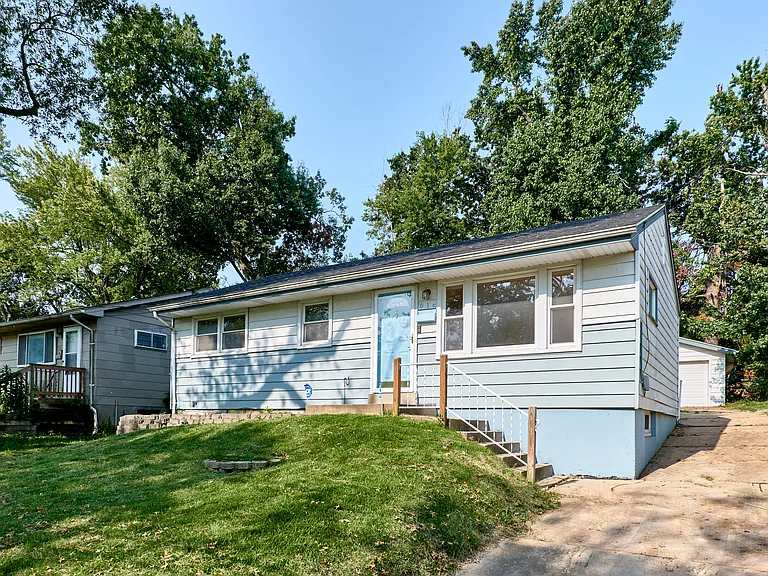615 Superior Dr — Photo 3