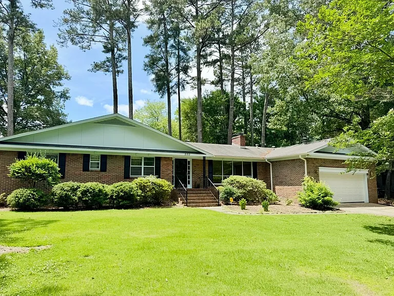 200 Brookhaven Dr — Photo 1