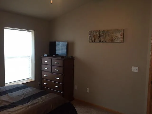 388 NE Kingwood — Photo 3