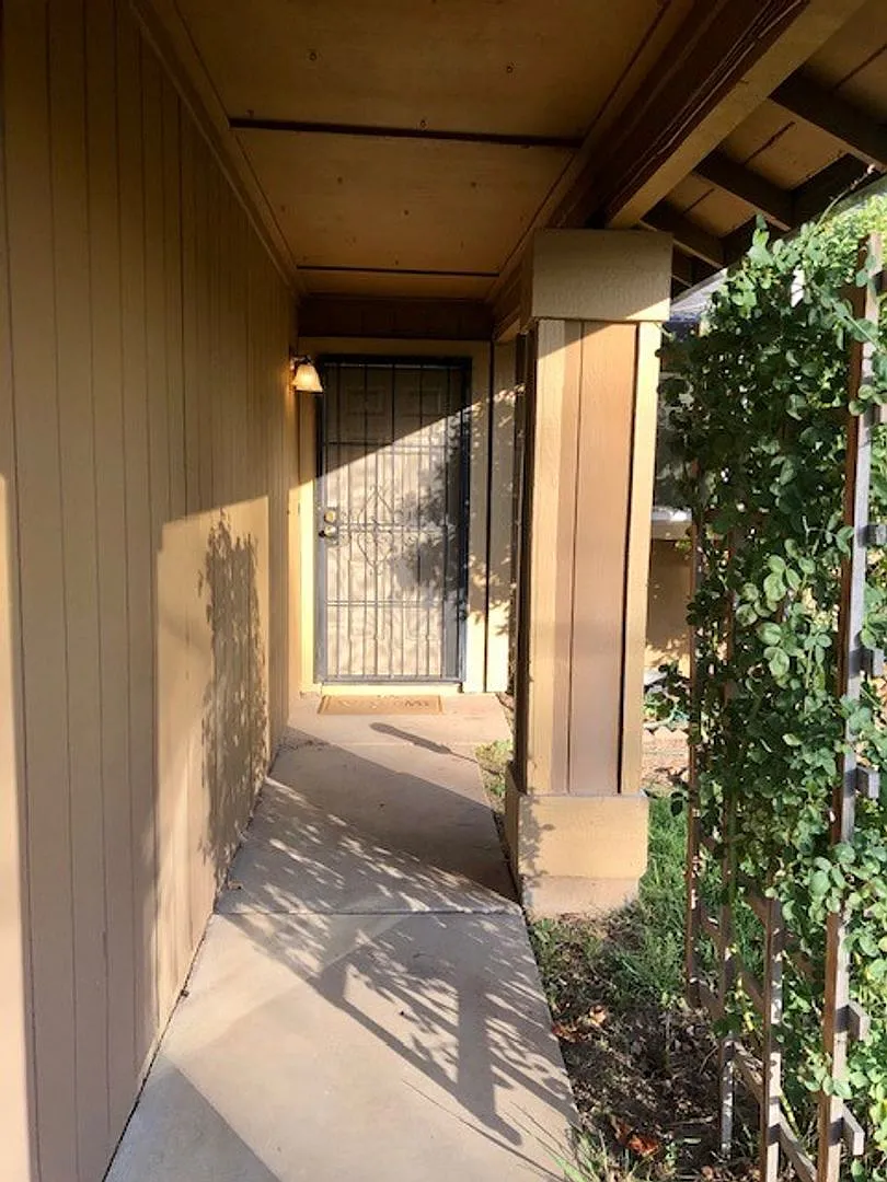Spacious 3 Bedroom 2 Bath Home in Citrus Heights — Photo 3