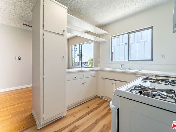 3rd image of 941 N San Vicente Blvd APT 1