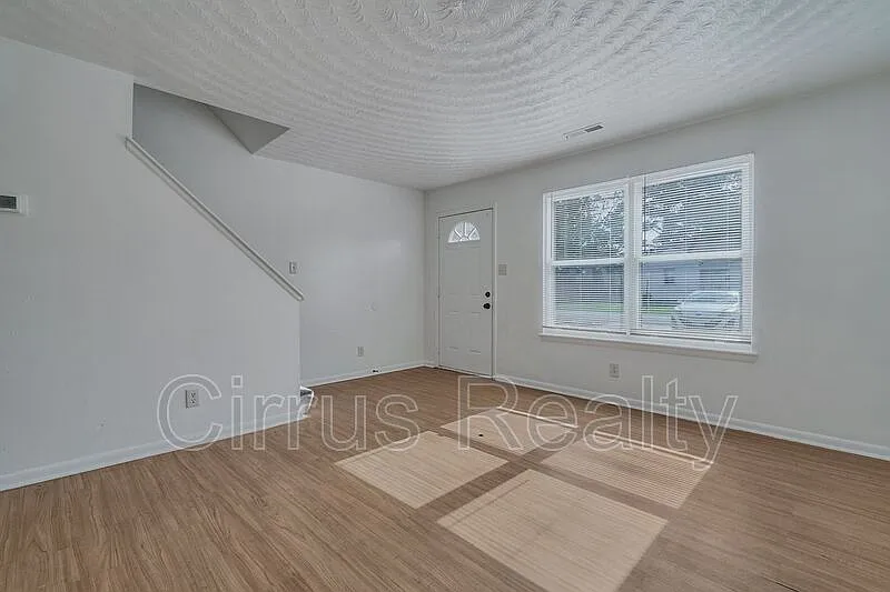2 bed, 1.5 bath, 1040 sqft, $1,495 — Photo 2