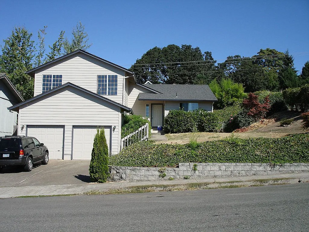 1925 Mikkelobe Dr NW photo 1