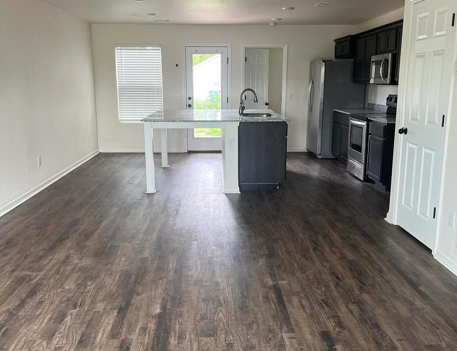 3 bed, 2.0 bath, 1180 sqft, $1,599 — Photo 2