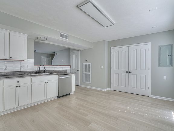 2nd image of 415 Arapaho Dr