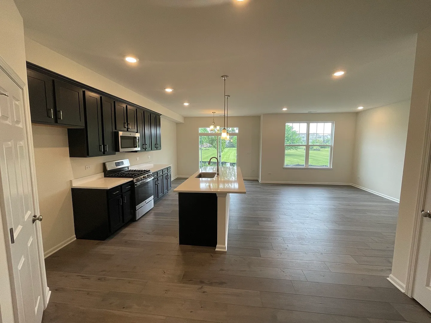 3 bed, 2.5 bath, 1781 sqft, $3,200 — Photo 2
