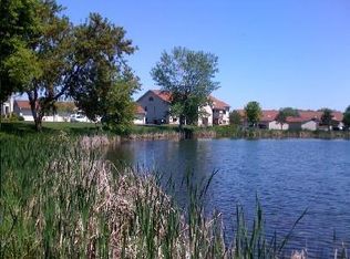 219 Arrowhead Dr APT 8, Mukwonago, WI 53149