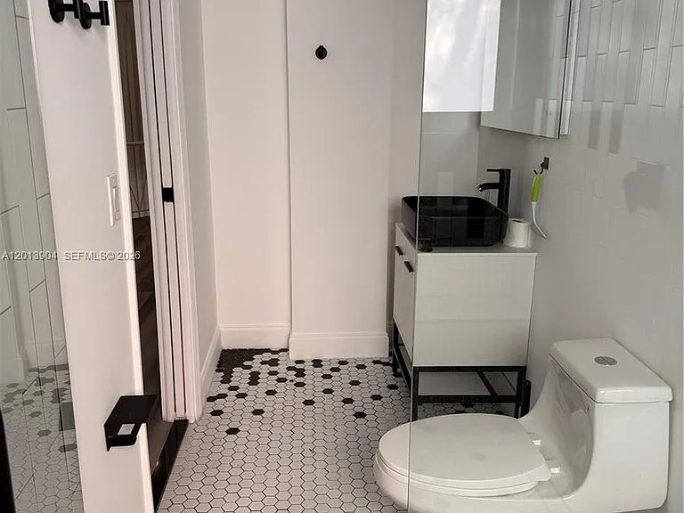 1040 NE 78th Street Rd #1 — Photo 7