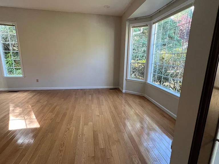 16307 SE 46th Pl — Photo 3