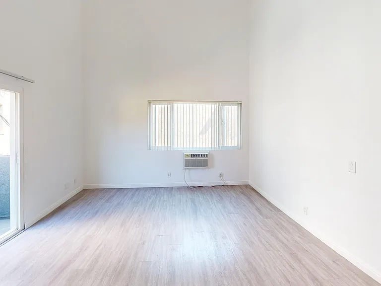 HAR - Harvard Apartments — Photo 16