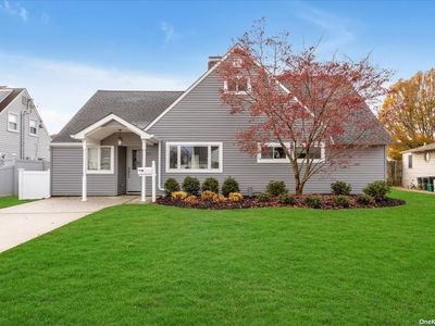 52 Chestnut Ln, Levittown, NY, 11756