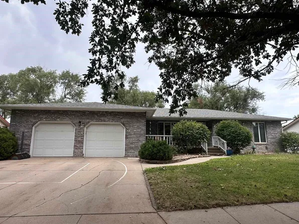 521 Oak Park Dr, McPherson, KS 67460