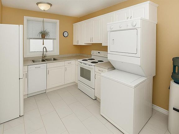 4th image of 884 E Rundlecairn Way NE