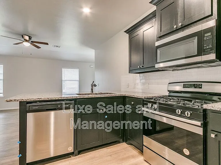 8012 NW 105th Ter — Photo 10