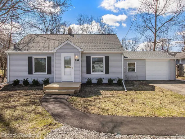 3179 Pontiac Lake Rd, Waterford, MI 48328