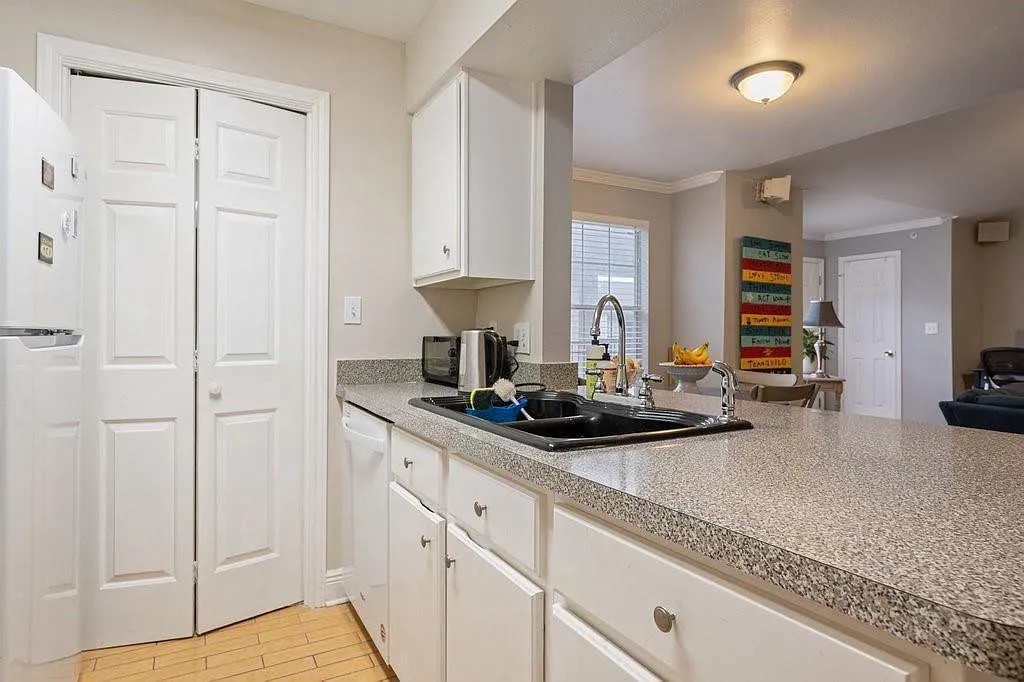 2 bed, 2.0 bath, 1040 sqft, $2,400 — Photo 4