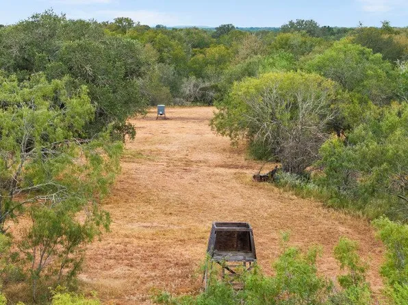 11 County Road 171, Nixon, TX 78140