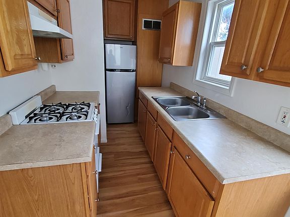 4th image of 884 Agate St #884