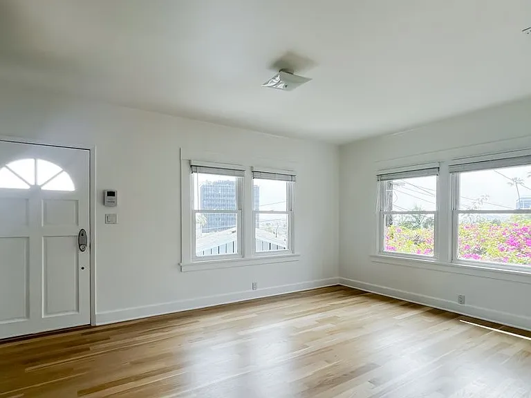 Unbelievable Stand-Alone 2-Bedroom House in Prime West Hollywood Hills — Photo 12