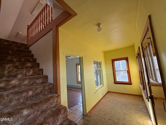 4th image of 207 Dakota St N