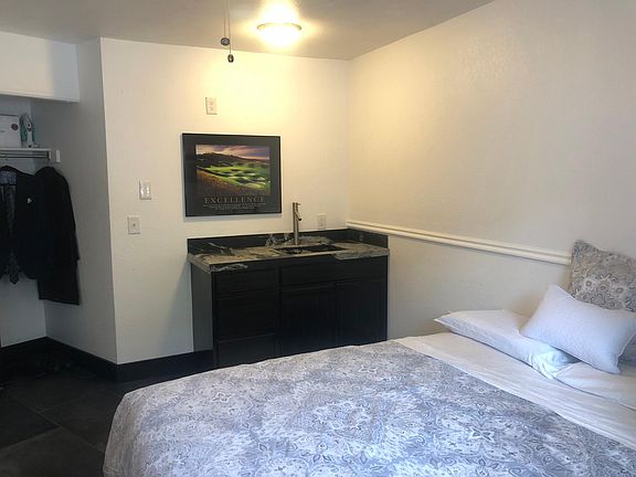 5th image of 1940 Prospector Ave #100