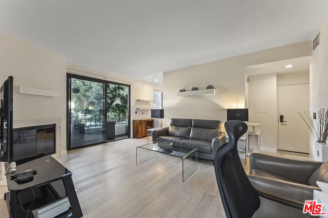 1 bed, 1.0 bath, 768 sqft, $3,400 — Photo 2