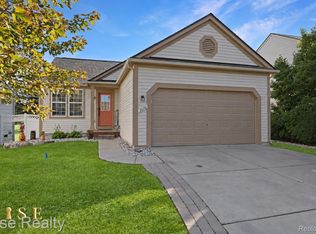 5070 Meadow Crest Cir, Holly, MI 48442
