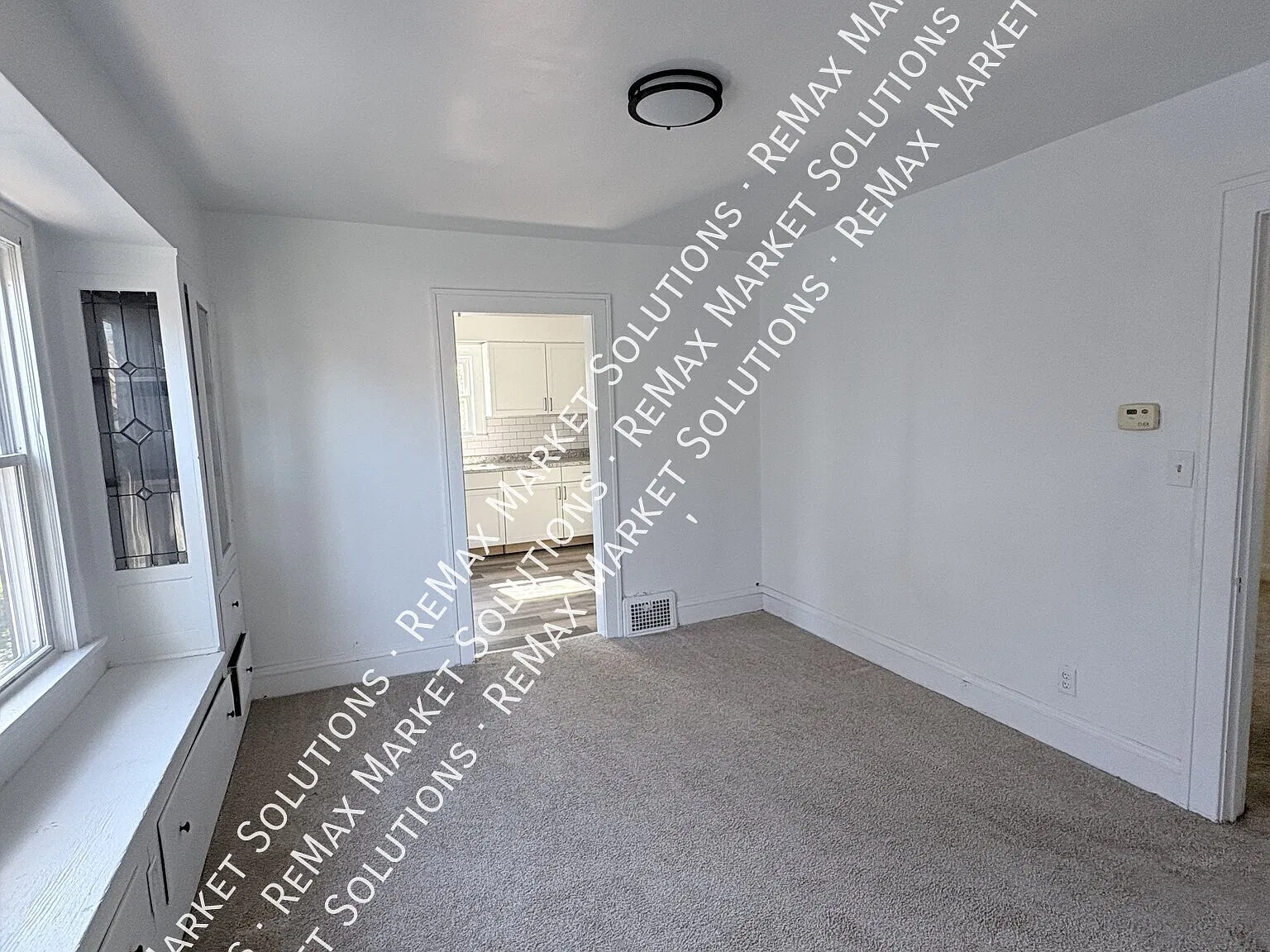 Updated 2-Bedroom Upper Unit! — Photo 3