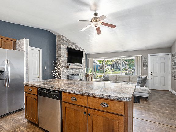 5th image of 46 Woodbine Ln