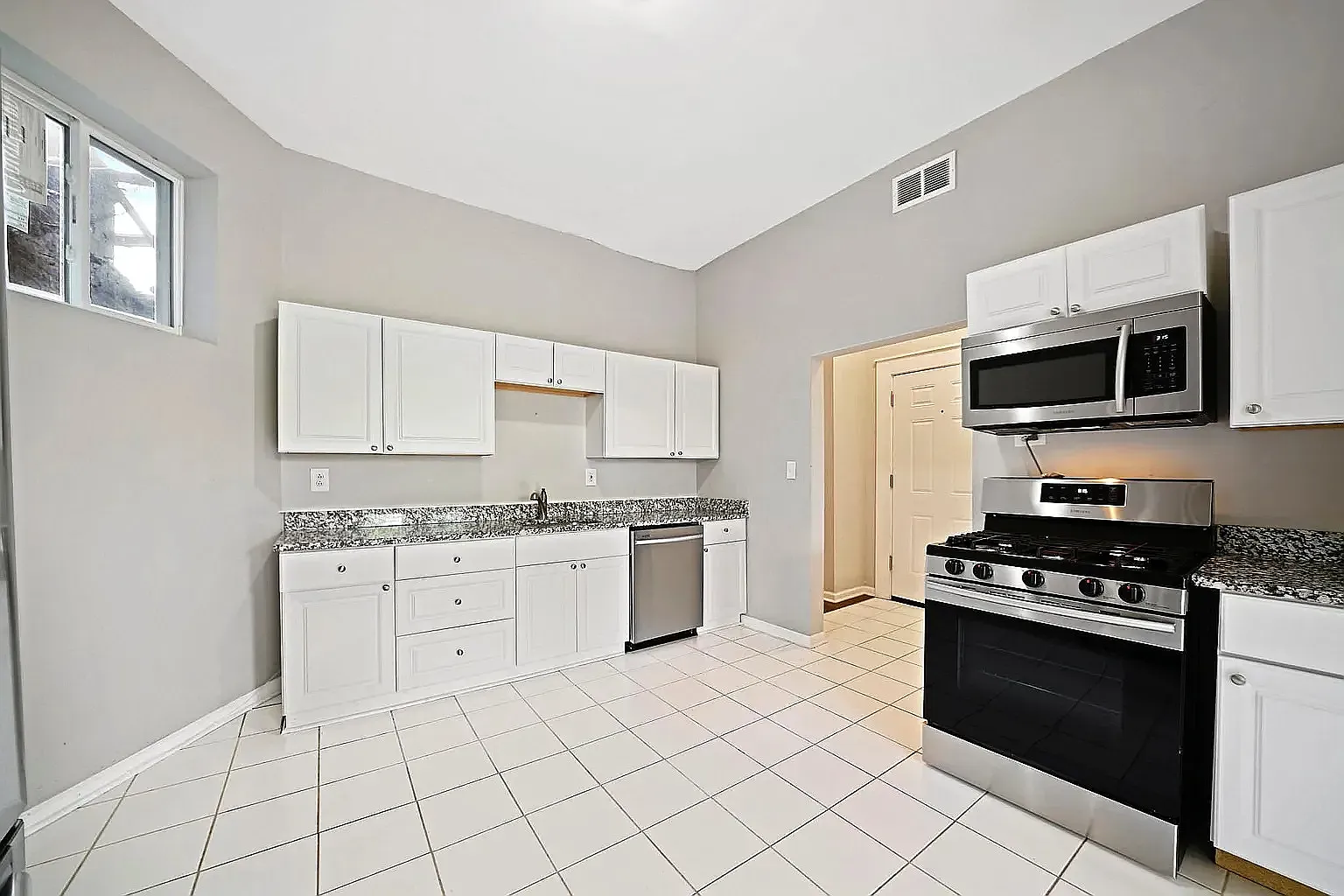 2 bed, 1.0 bath, 750 sqft, $1,900 — Photo 2