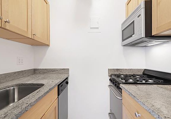 3rd image of 243 W End Ave APT 1610