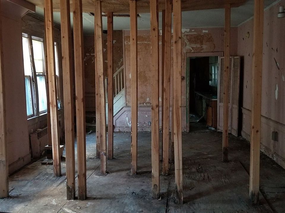 1st image of 884 E 12th St