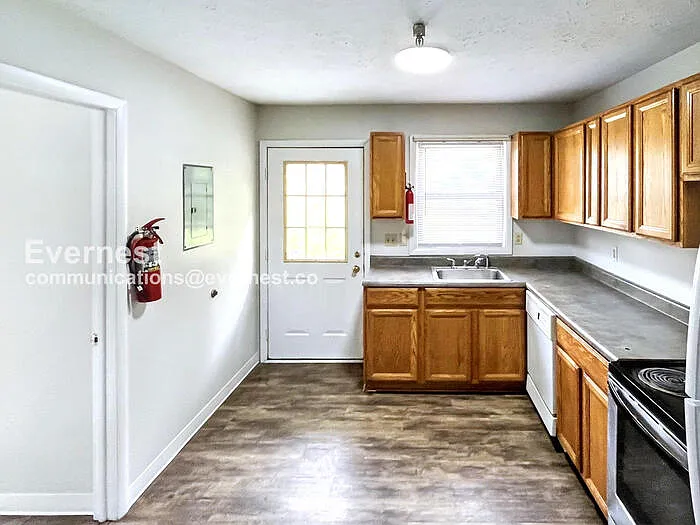 3 bed, 1.0 bath, 730 sqft, $1,000 — Photo 3