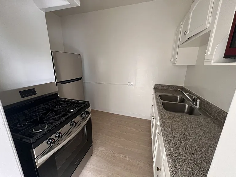 2532 DALY STREET — Photo 3
