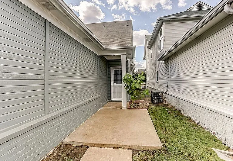 1338 Harbor Park Dr — Photo 3